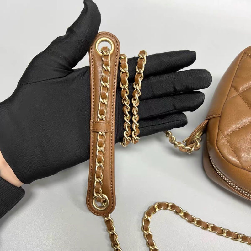 Chanel 淡棕色菱格紋羊皮金扣相機包-7