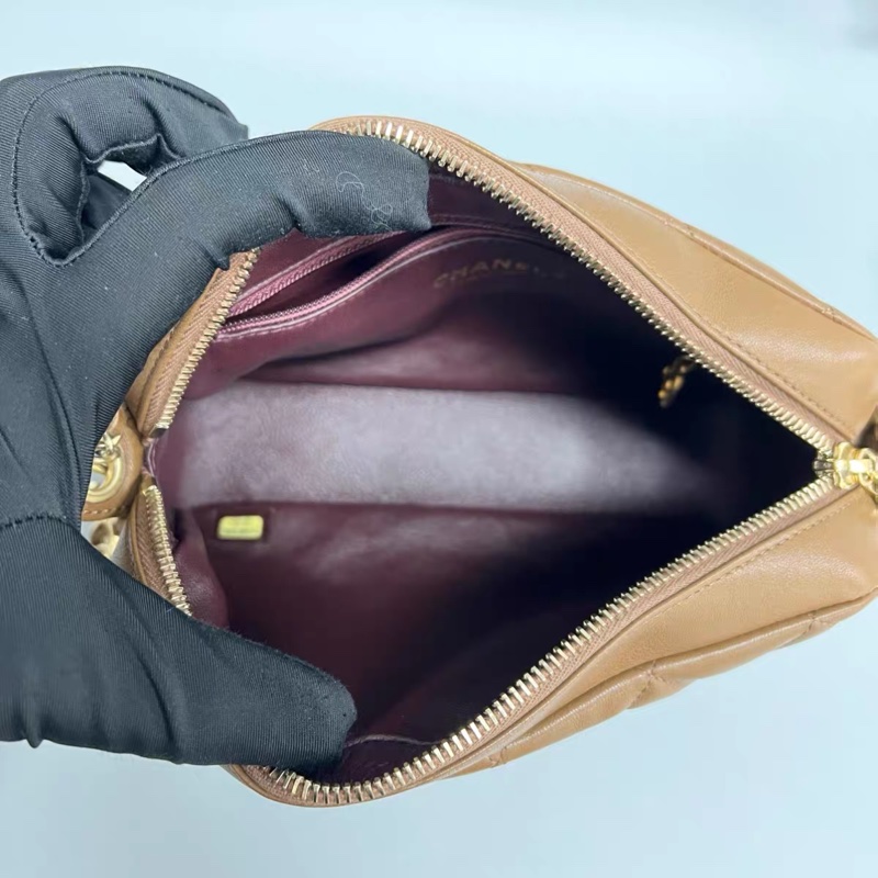 Chanel 淡棕色菱格紋羊皮金扣相機包-8