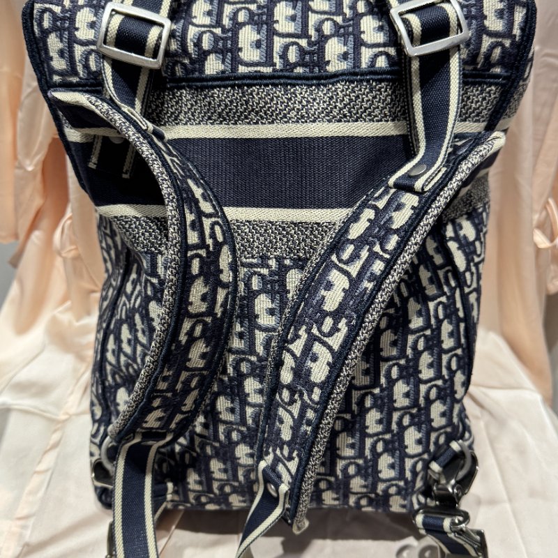 DIOR M1293VRW_M928 藍色緹花布帆布雙扣後背包-6