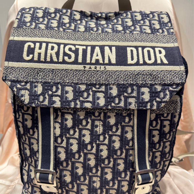 DIOR M1293VRW_M928 藍色緹花布帆布雙扣後背包-1