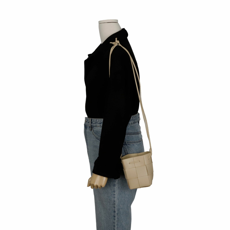 BOTTEGA VENETA 680217 迷你水桶肩斜背包-8