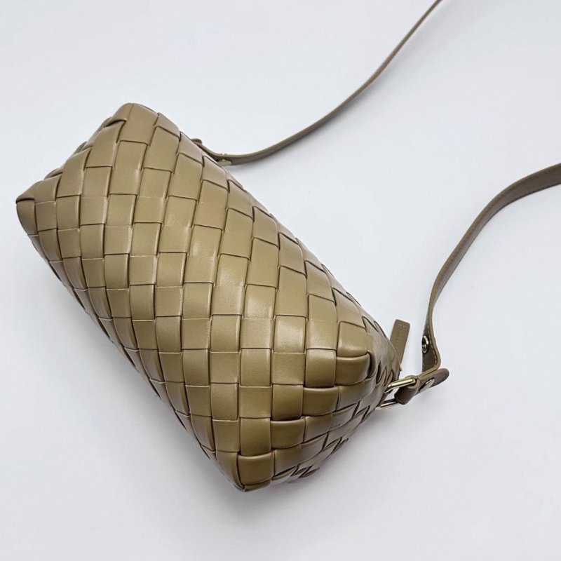 BV 棕色金扣肩背斜背包21*10*10 全新閒置配件塵袋-1