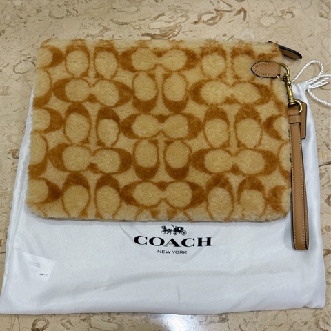 COACH 全新羊毛手拿包｜Signature Shearling CC157｜限量奶茶焦糖款｜原價$16,800