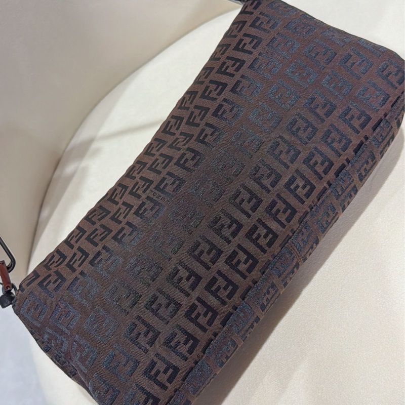 Fendi 肩背法棍包-金屬黑暗紋老花🗼艾蜜莉在巴黎Fendi回歸-9