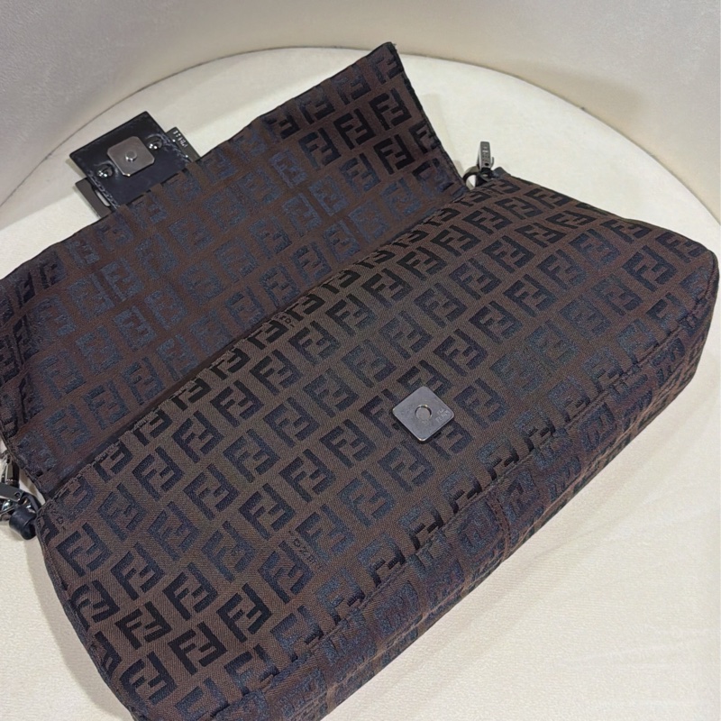 Fendi 肩背法棍包-金屬黑暗紋老花🗼艾蜜莉在巴黎Fendi回歸-10