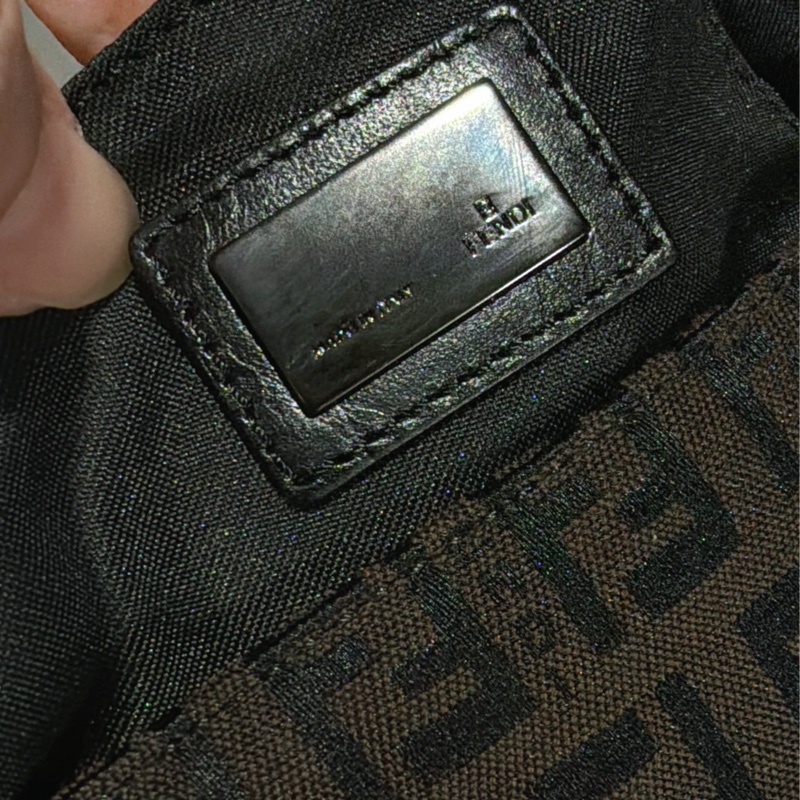 Fendi 肩背法棍包-金屬黑暗紋老花🗼艾蜜莉在巴黎Fendi回歸-11