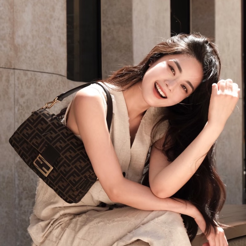 Fendi 肩背法棍包-金屬黑暗紋老花🗼艾蜜莉在巴黎Fendi回歸-0