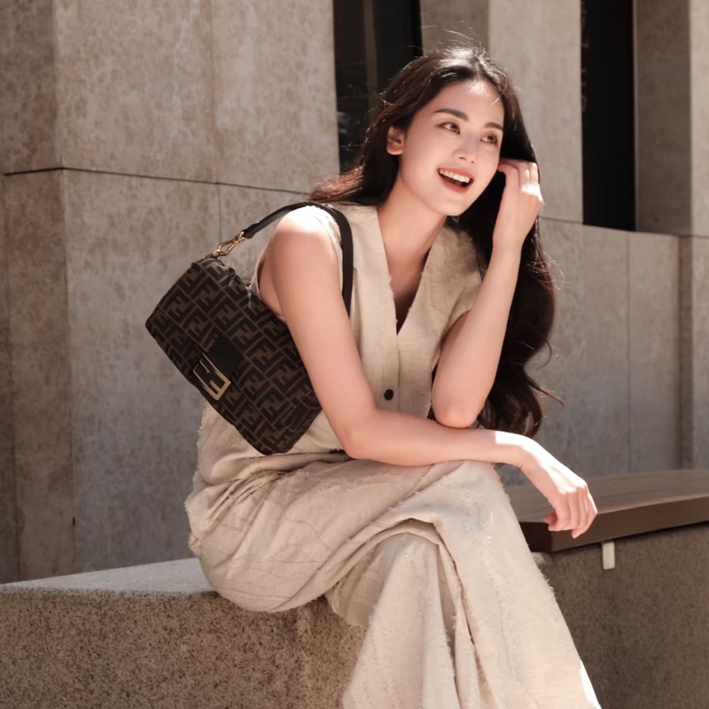 Fendi 肩背法棍包-金屬黑暗紋老花🗼艾蜜莉在巴黎Fendi回歸-1