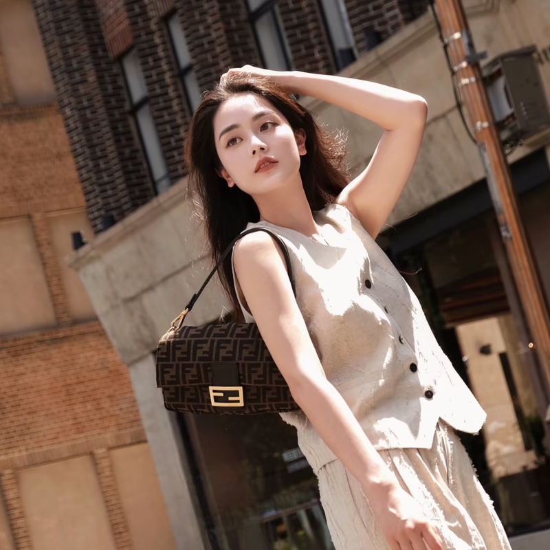 Fendi 肩背法棍包-金屬黑暗紋老花🗼艾蜜莉在巴黎Fendi回歸-2