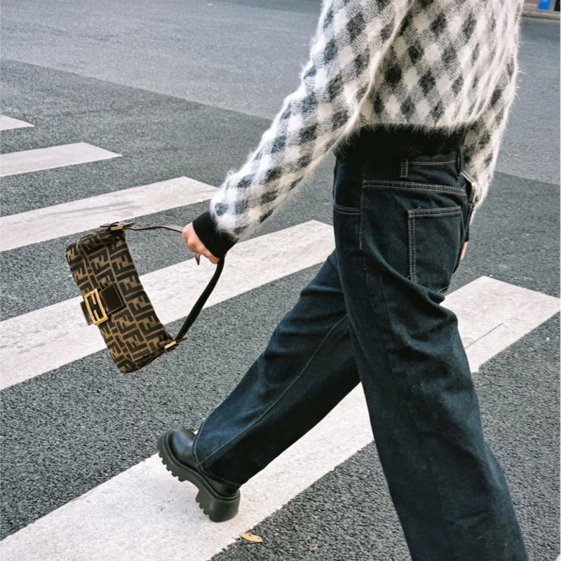 Fendi 肩背法棍包-金屬黑暗紋老花🗼艾蜜莉在巴黎Fendi回歸-4