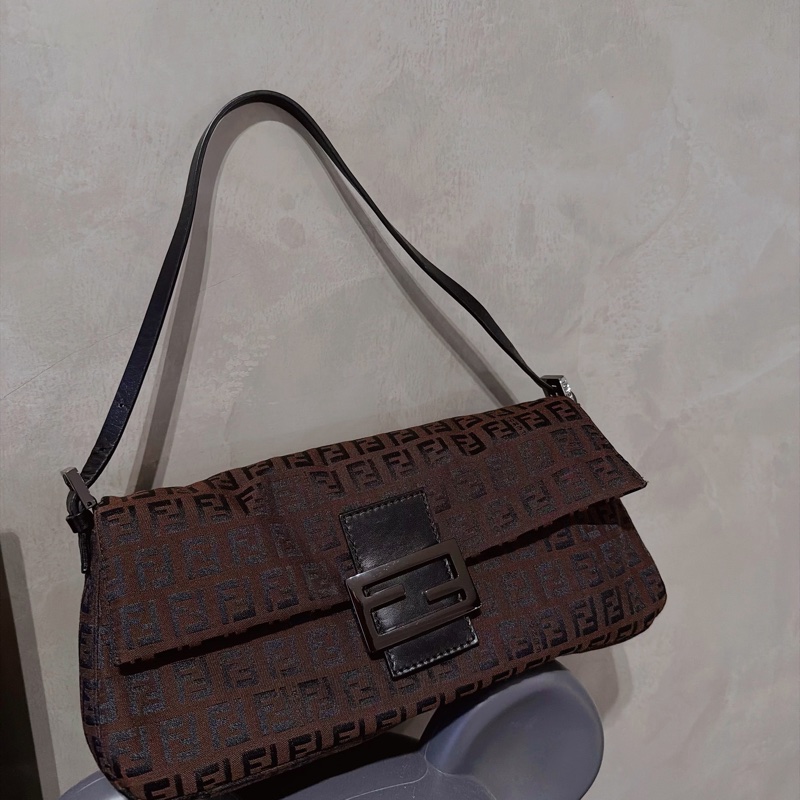 Fendi 肩背法棍包-金屬黑暗紋老花🗼艾蜜莉在巴黎Fendi回歸-6