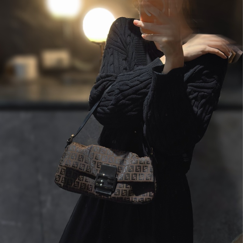 Fendi 肩背法棍包-金屬黑暗紋老花🗼艾蜜莉在巴黎Fendi回歸-7