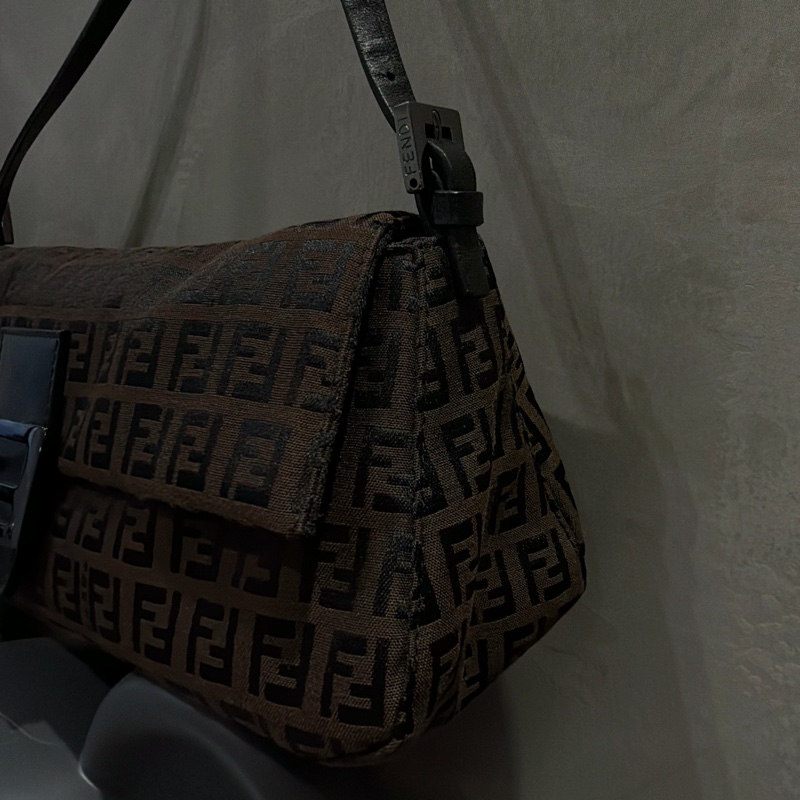 Fendi 肩背法棍包-金屬黑暗紋老花🗼艾蜜莉在巴黎Fendi回歸-13