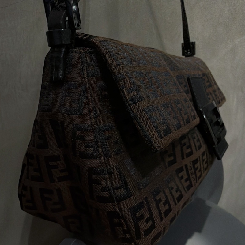 Fendi 肩背法棍包-金屬黑暗紋老花🗼艾蜜莉在巴黎Fendi回歸-14