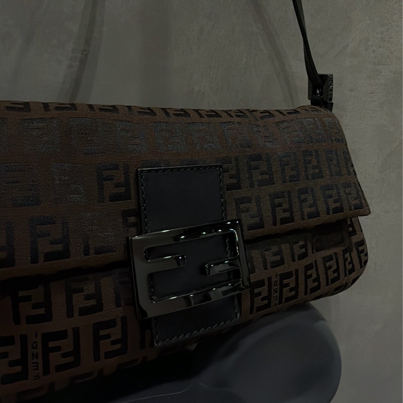 Fendi 肩背法棍包-金屬黑暗紋老花🗼艾蜜莉在巴黎Fendi回歸-15