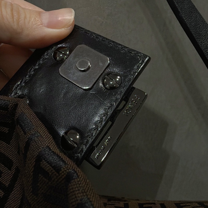 Fendi 肩背法棍包-金屬黑暗紋老花🗼艾蜜莉在巴黎Fendi回歸-16