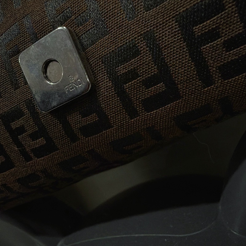 Fendi 肩背法棍包-金屬黑暗紋老花🗼艾蜜莉在巴黎Fendi回歸-17