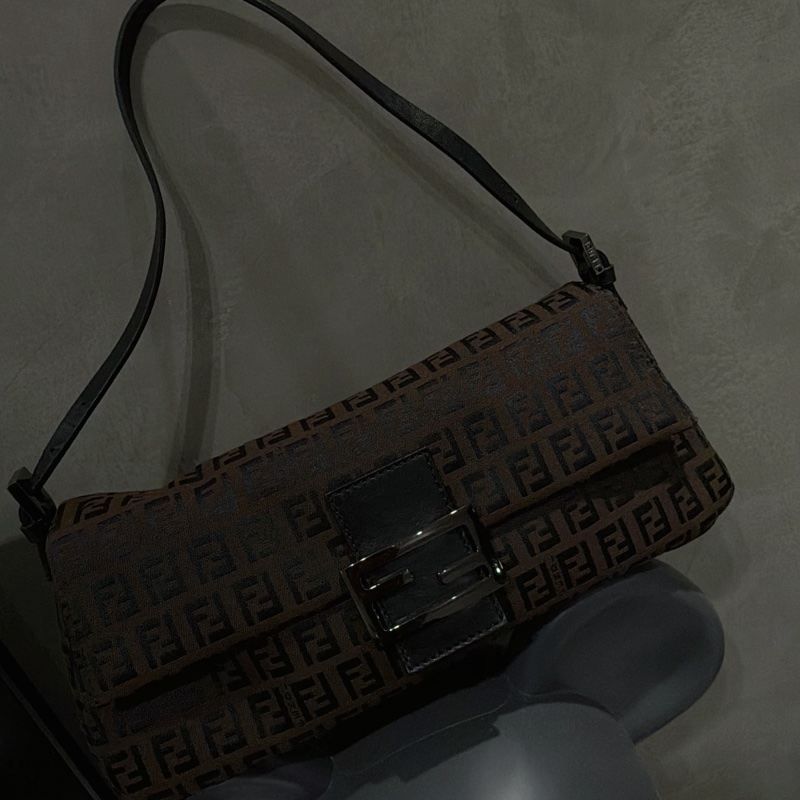 Fendi 肩背法棍包-金屬黑暗紋老花🗼艾蜜莉在巴黎Fendi回歸-18