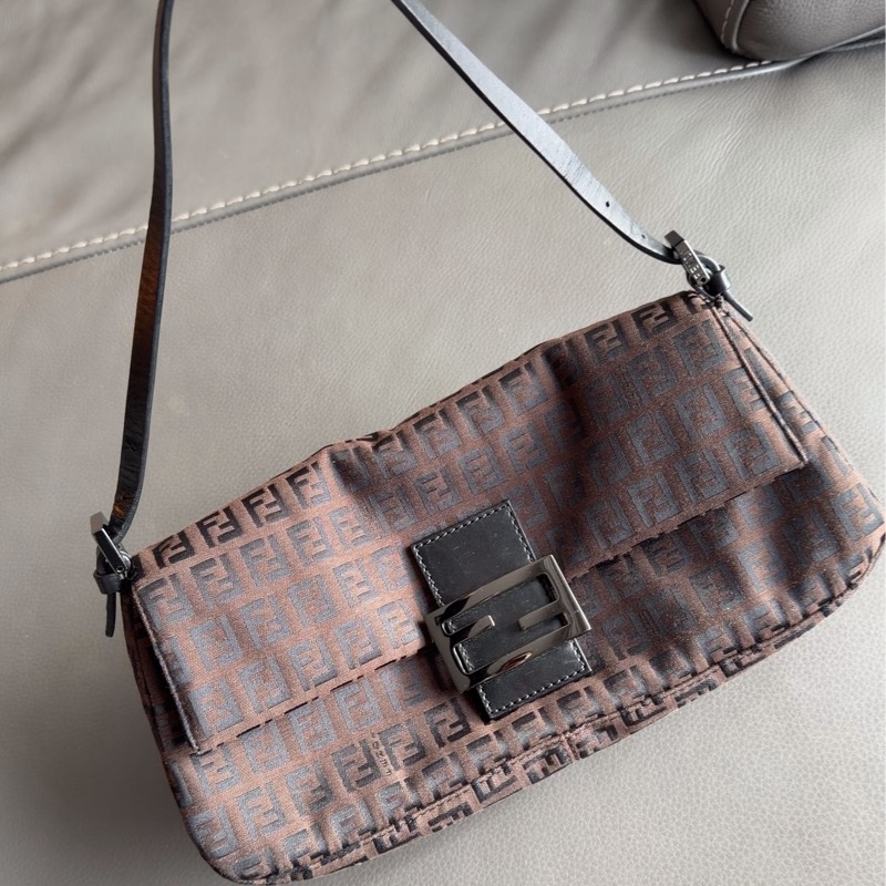 Fendi 肩背法棍包-金屬黑暗紋老花🗼Fendi時髦回歸-7