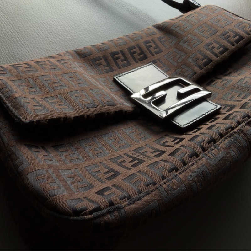 Fendi 肩背法棍包-金屬黑暗紋老花🗼Fendi時髦回歸-8