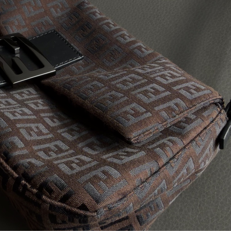 Fendi 肩背法棍包-金屬黑暗紋老花🗼Fendi時髦回歸-9