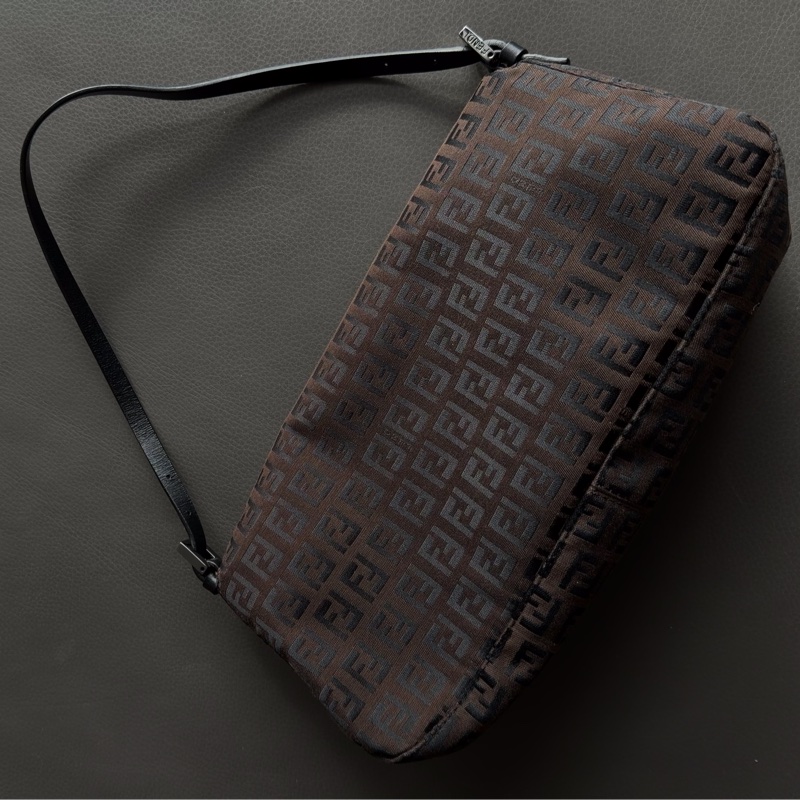 Fendi 肩背法棍包-金屬黑暗紋老花🗼Fendi時髦回歸-10