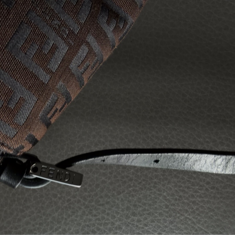 Fendi 肩背法棍包-金屬黑暗紋老花🗼Fendi時髦回歸-11