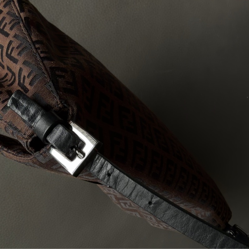 Fendi 肩背法棍包-金屬黑暗紋老花🗼Fendi時髦回歸-12