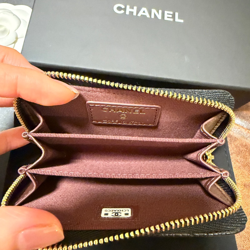 全新日本專櫃購入 Chanel 香奈兒 經典拉鍊零錢包 黑色金鏈荔枝皮 香奈兒荔枝皮 零錢包 粒紋小牛皮-12