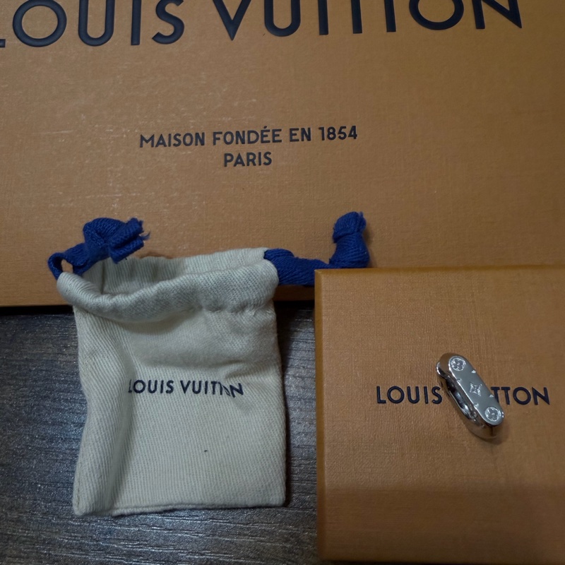 Louis Vuitton Monogram Chain 環狀耳環（單只）， 目前官網售價 NT$8,700，且顯示為缺貨款／需候補通知。-1
