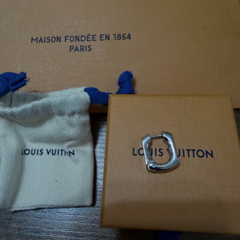 Louis Vuitton Monogram Chain 環狀耳環（單只）， 目前官網售價 NT$8,700，且顯示為缺貨款／需候補通知。-2