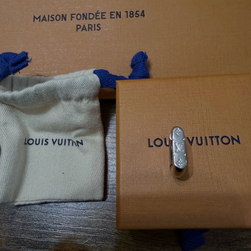 Louis Vuitton Monogram Chain 環狀耳環（單只）， 目前官網售價 NT$8,700，且顯示為缺貨款／需候補通知。-3