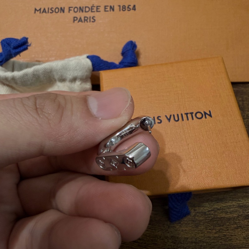 Louis Vuitton Monogram Chain 環狀耳環（單只）， 目前官網售價 NT$8,700，且顯示為缺貨款／需候補通知。-4