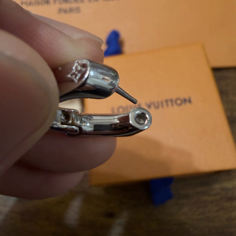 Louis Vuitton Monogram Chain 環狀耳環（單只）， 目前官網售價 NT$8,700，且顯示為缺貨款／需候補通知。-5