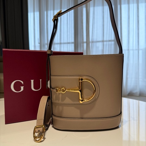 Gucci 73馬銜金釦肩斜背hobo水桶包