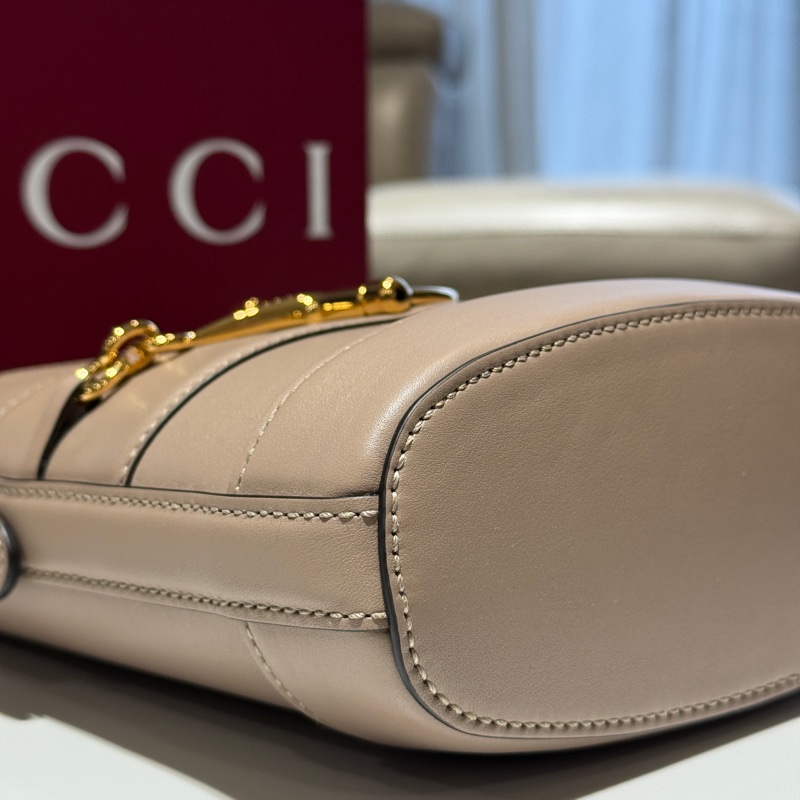 Gucci 73馬銜金釦肩斜背hobo水桶包-5