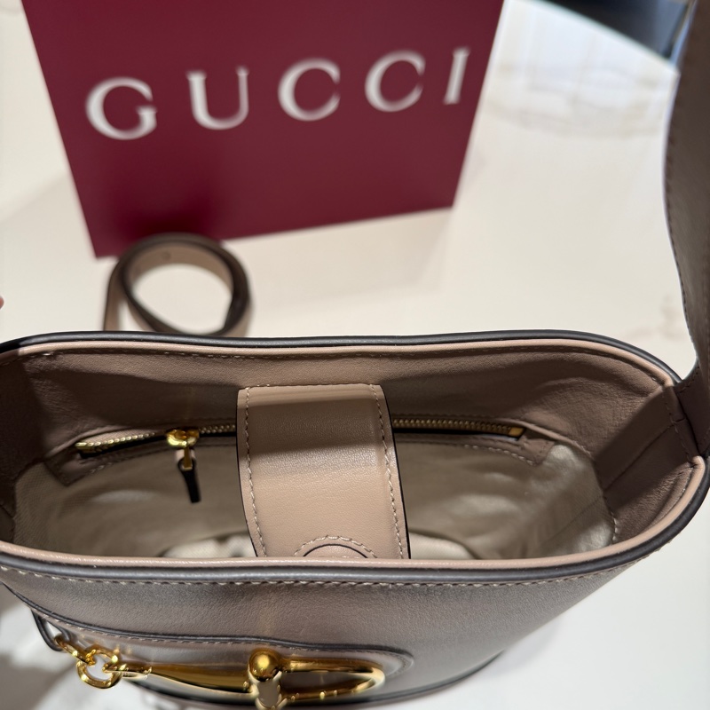 Gucci 73馬銜金釦肩斜背hobo水桶包-11
