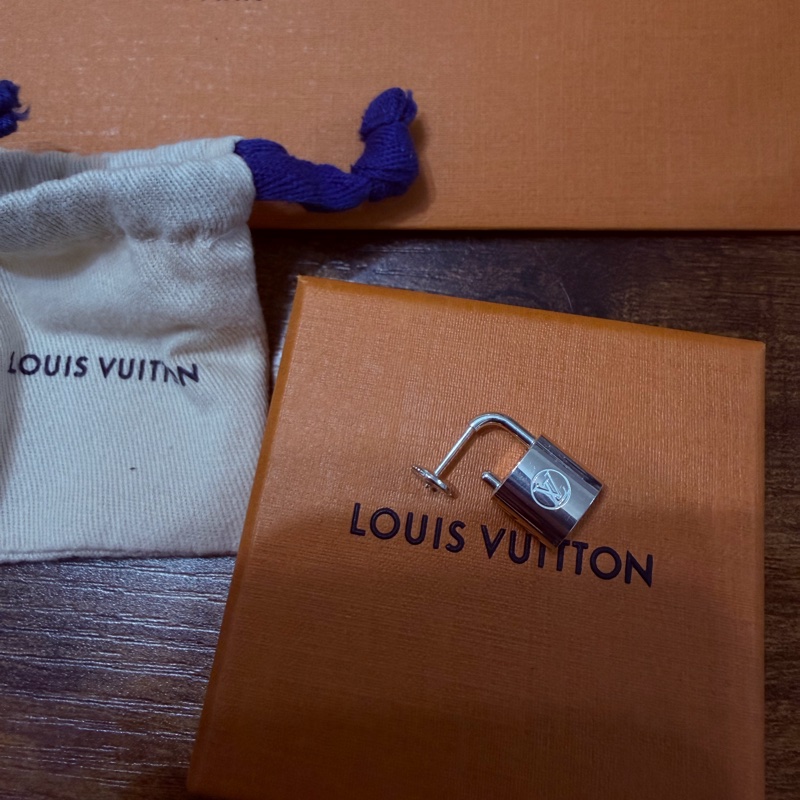 Louis Vuitton Silver Lockit 單枚純銀耳環 Q16848｜鎖頭耳環｜官網價 NT$12,300-1