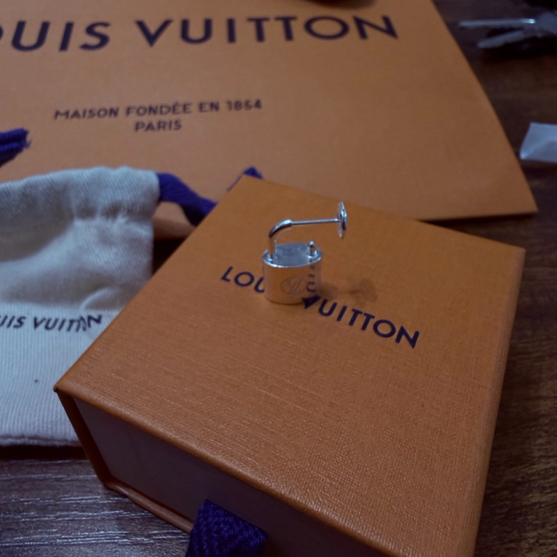 Louis Vuitton Silver Lockit 單枚純銀耳環 Q16848｜鎖頭耳環｜官網價 NT$12,300-2