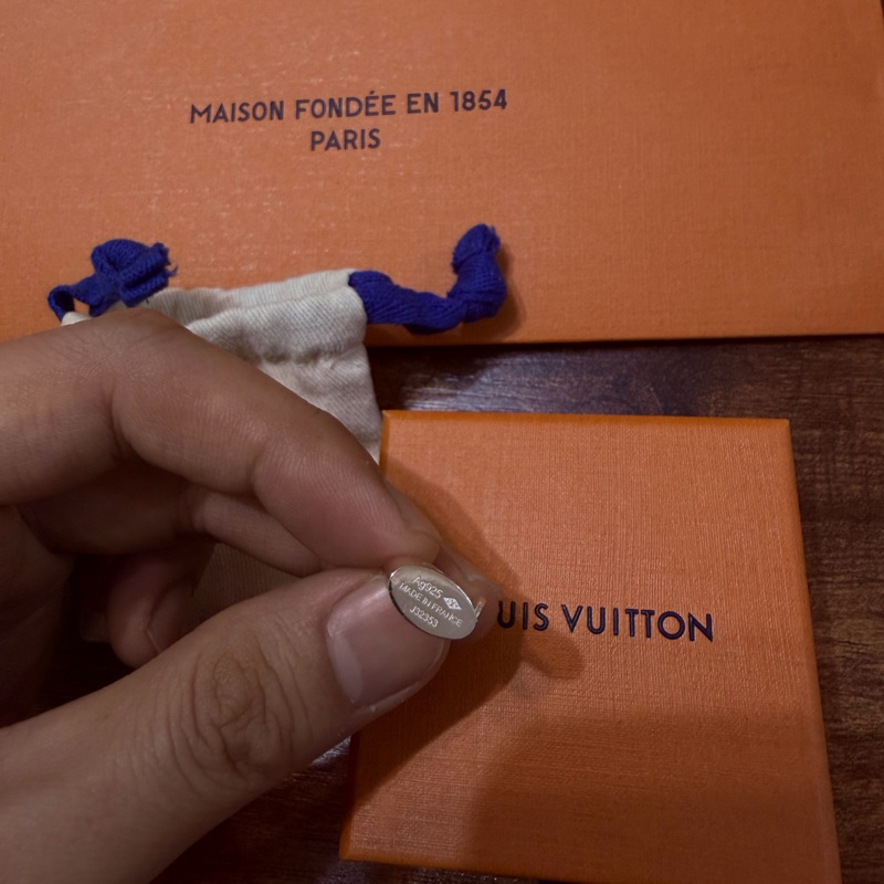 Louis Vuitton Silver Lockit 單枚純銀耳環 Q16848｜鎖頭耳環｜官網價 NT$12,300-3