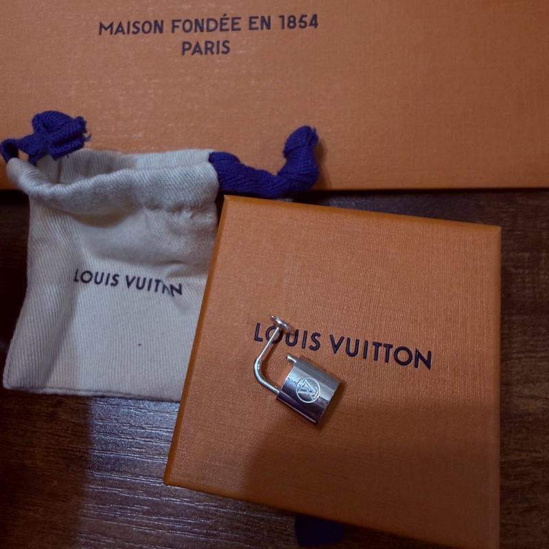 Louis Vuitton Silver Lockit 單枚純銀耳環 Q16848｜鎖頭耳環｜官網價 NT$12,300-4