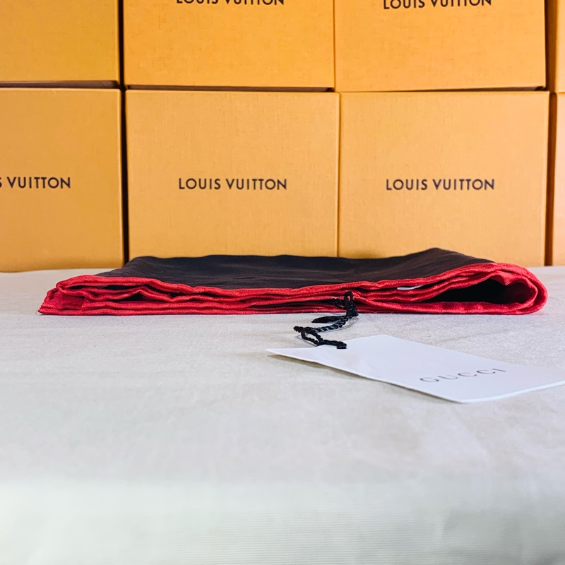 ✨近新閒置Gucci 古馳 print 藝術家聯名塗鴉logo 大絲巾-5