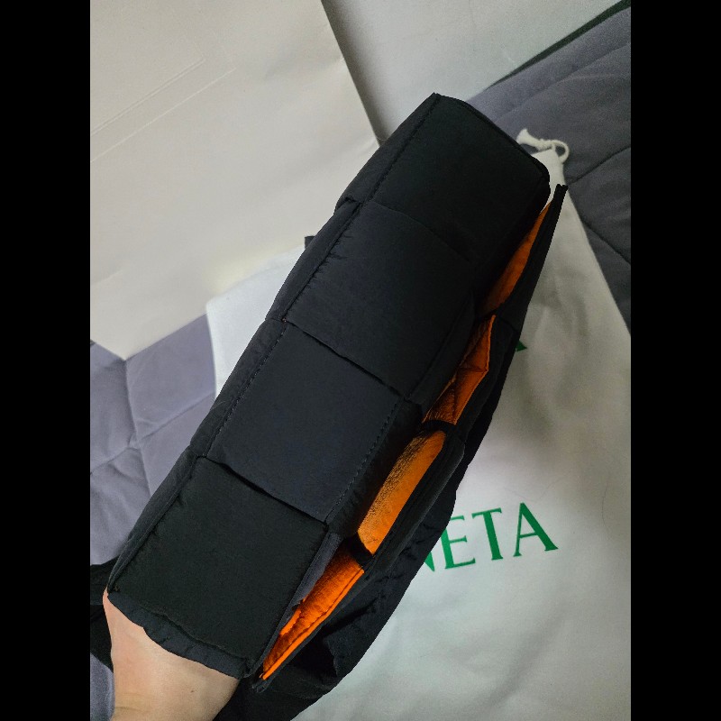 Bottega Veneta BV 尼龍卡帶包 黑色 內裡橘色-2