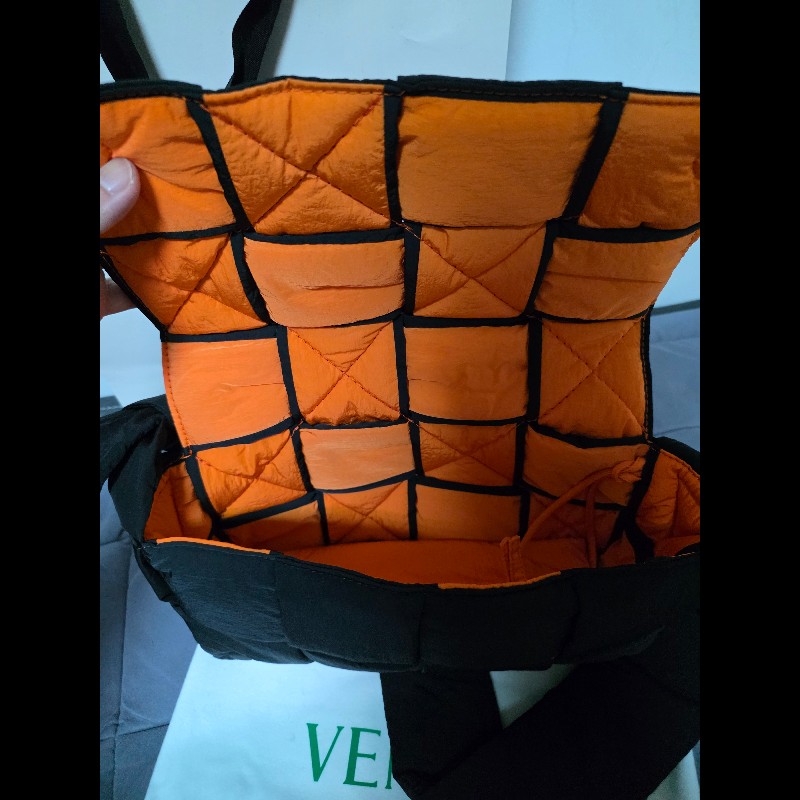 Bottega Veneta BV 尼龍卡帶包 黑色 內裡橘色-3