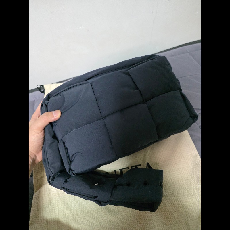 Bottega Veneta BV 拉鍊尼龍卡帶包 6格 深藍色-1