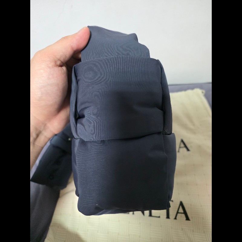 Bottega Veneta BV 拉鍊尼龍卡帶包 6格 深藍色-4