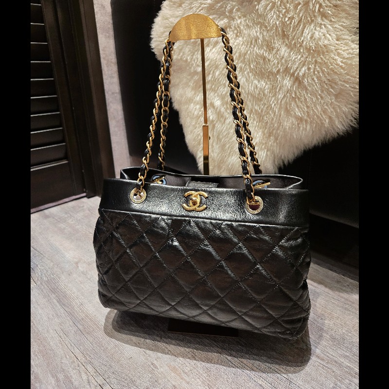 CHANEL 黑金雙C Logo 菱格紋小牛皮肩揹托特包-2