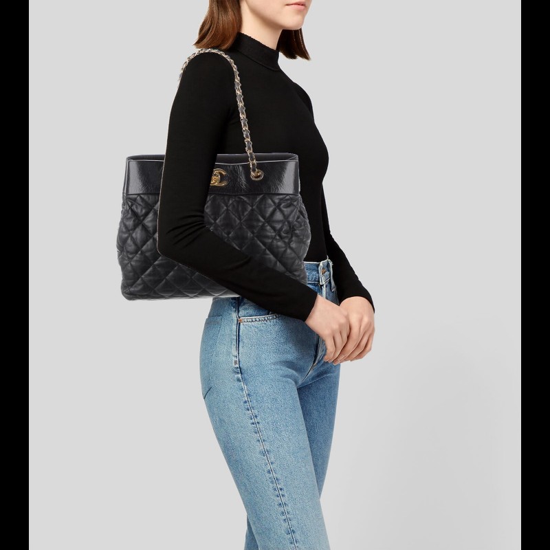 CHANEL 黑金雙C Logo 菱格紋小牛皮肩揹托特包-4