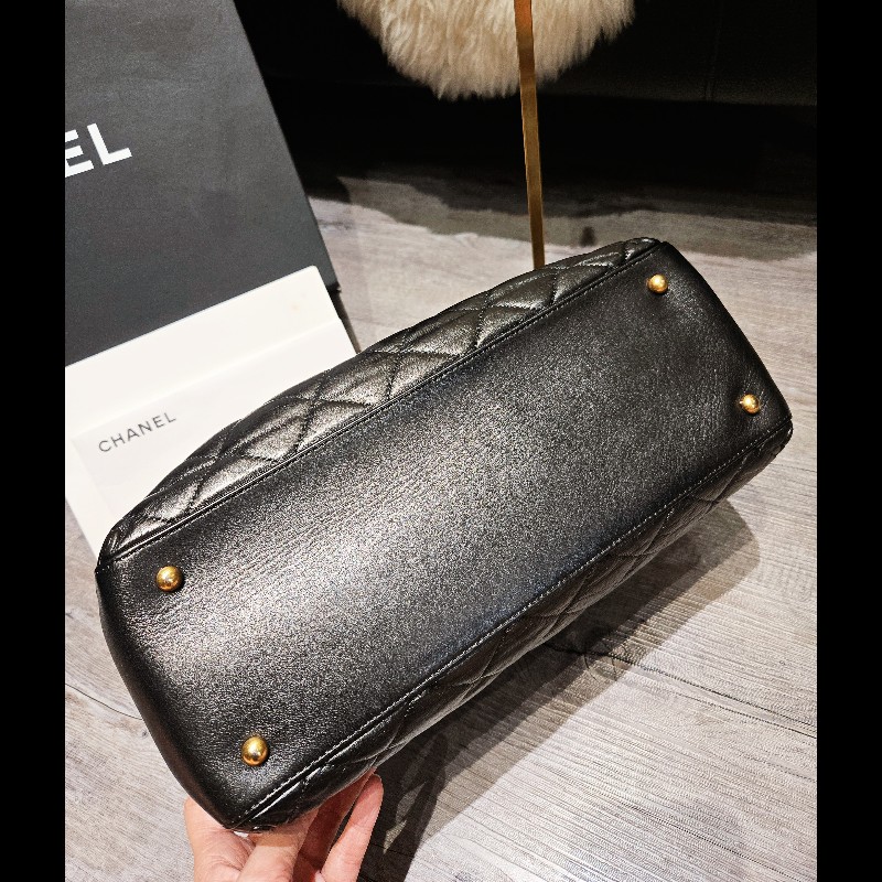 CHANEL 黑金雙C Logo 菱格紋小牛皮肩揹托特包-10