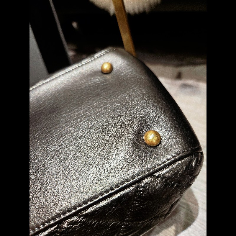 CHANEL 黑金雙C Logo 菱格紋小牛皮肩揹托特包-12